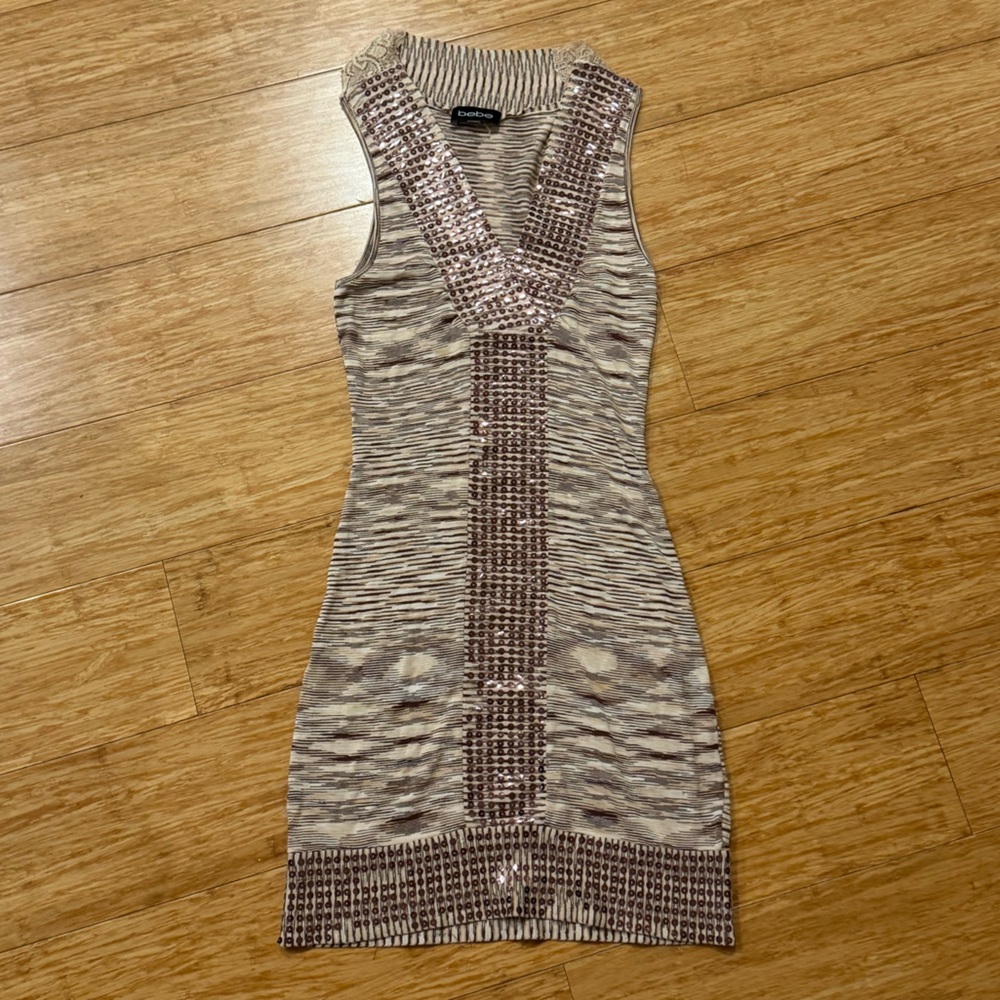 Bebe cream sequined lace stretchy v-neck sleeveless body con dress